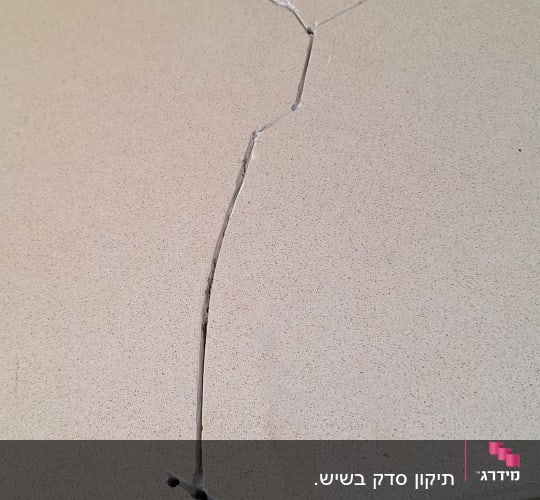 סדק במשטח שיש במהלך הכנה לתיקון